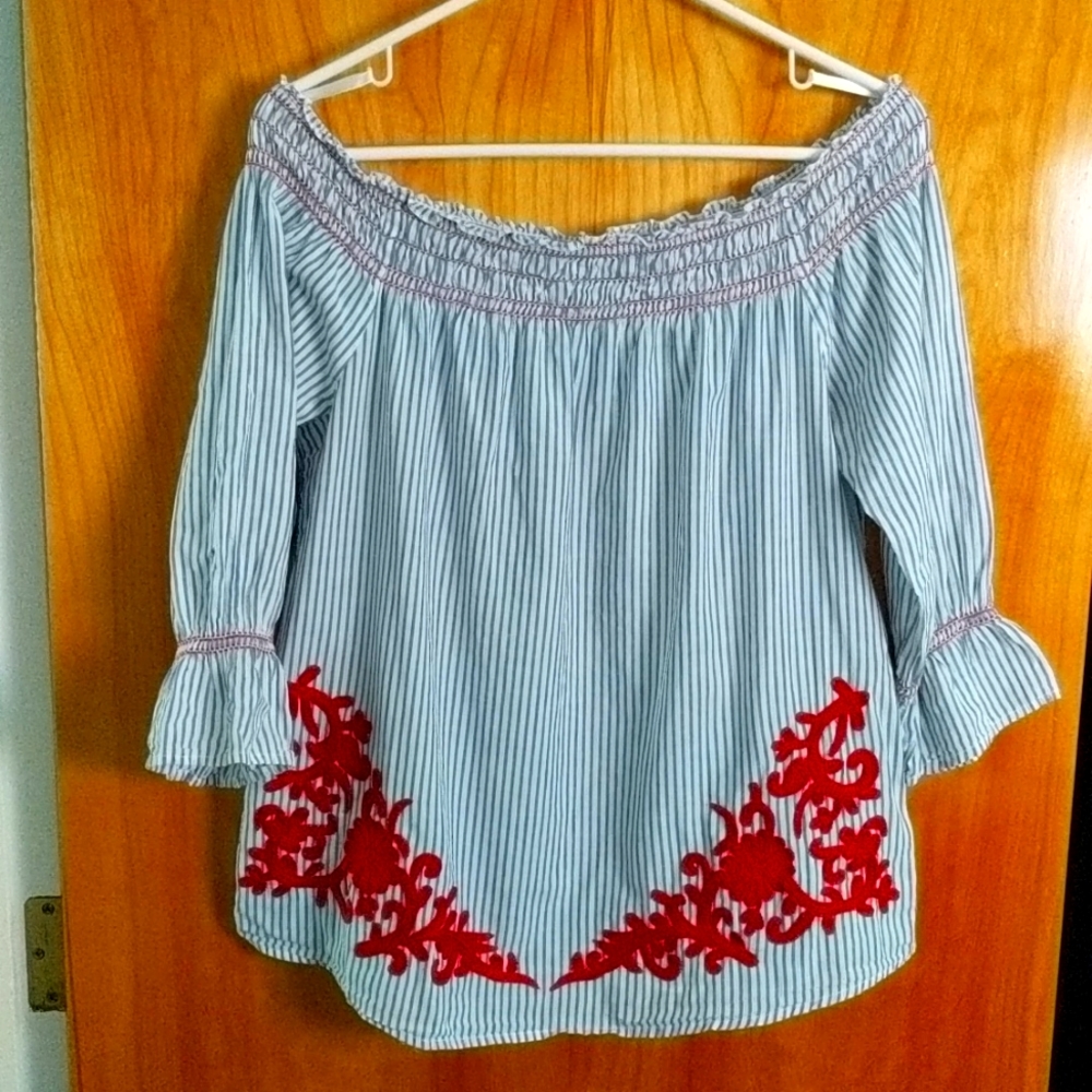 Westport Women's Mid Sleeve Top Sz S w/ embroidered applique